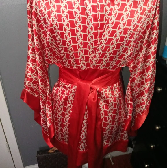 Woman's Top - Picture 6 of 6